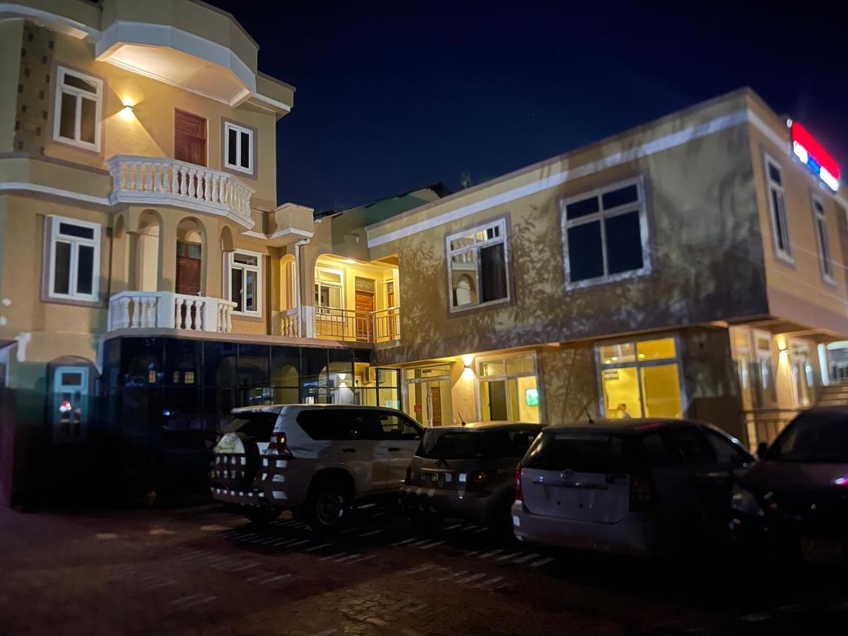 Moments Park Motel Daressalam Exterior foto
