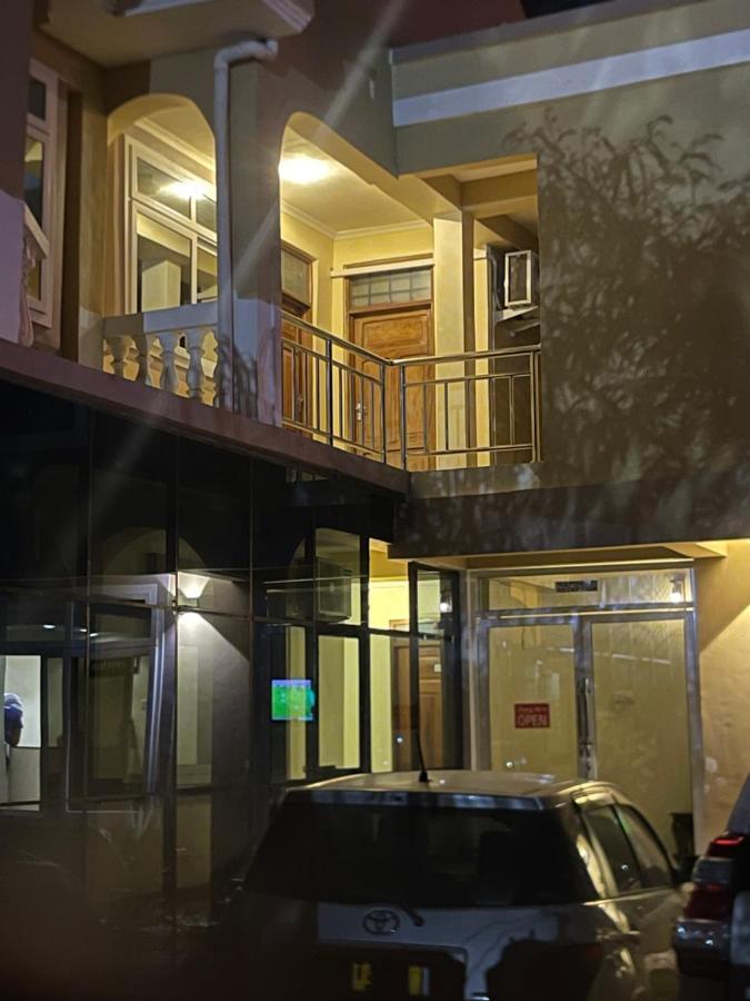 Moments Park Motel Daressalam Exterior foto