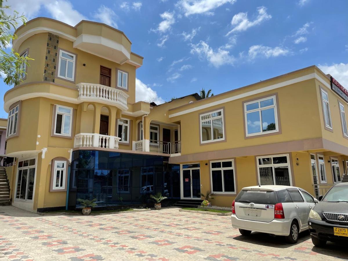 Moments Park Motel Daressalam Exterior foto