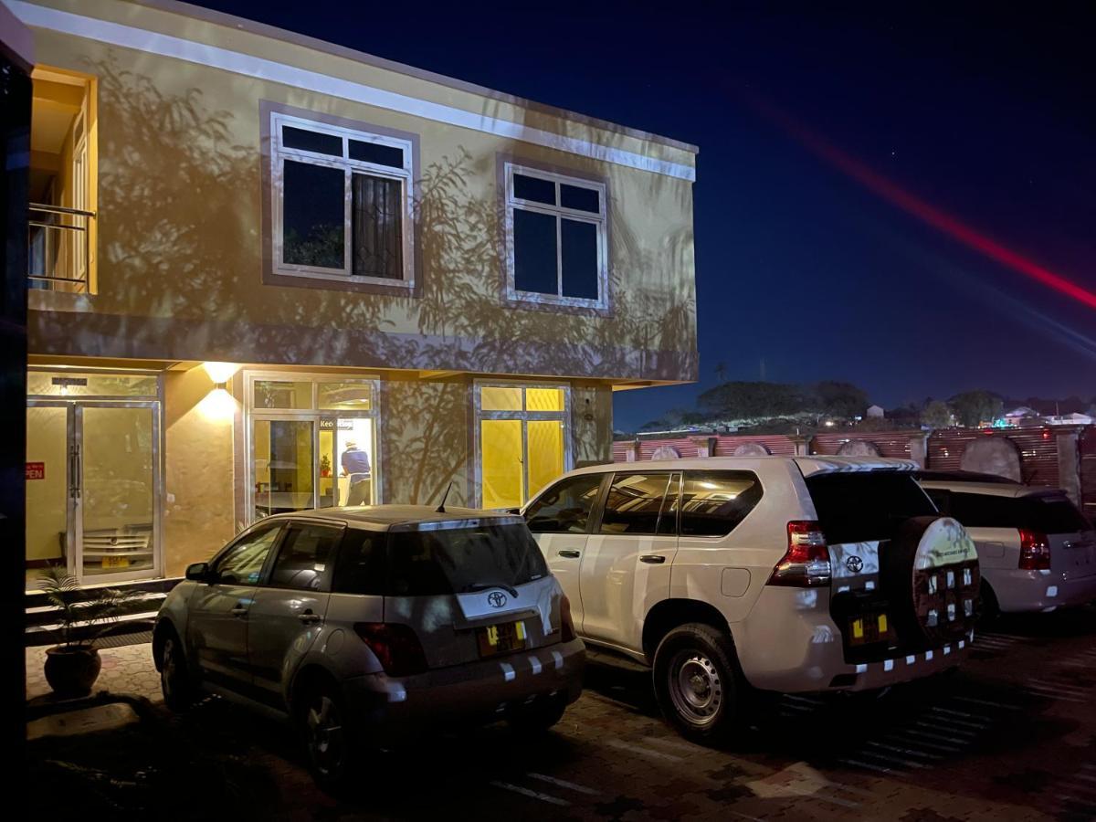 Moments Park Motel Daressalam Exterior foto